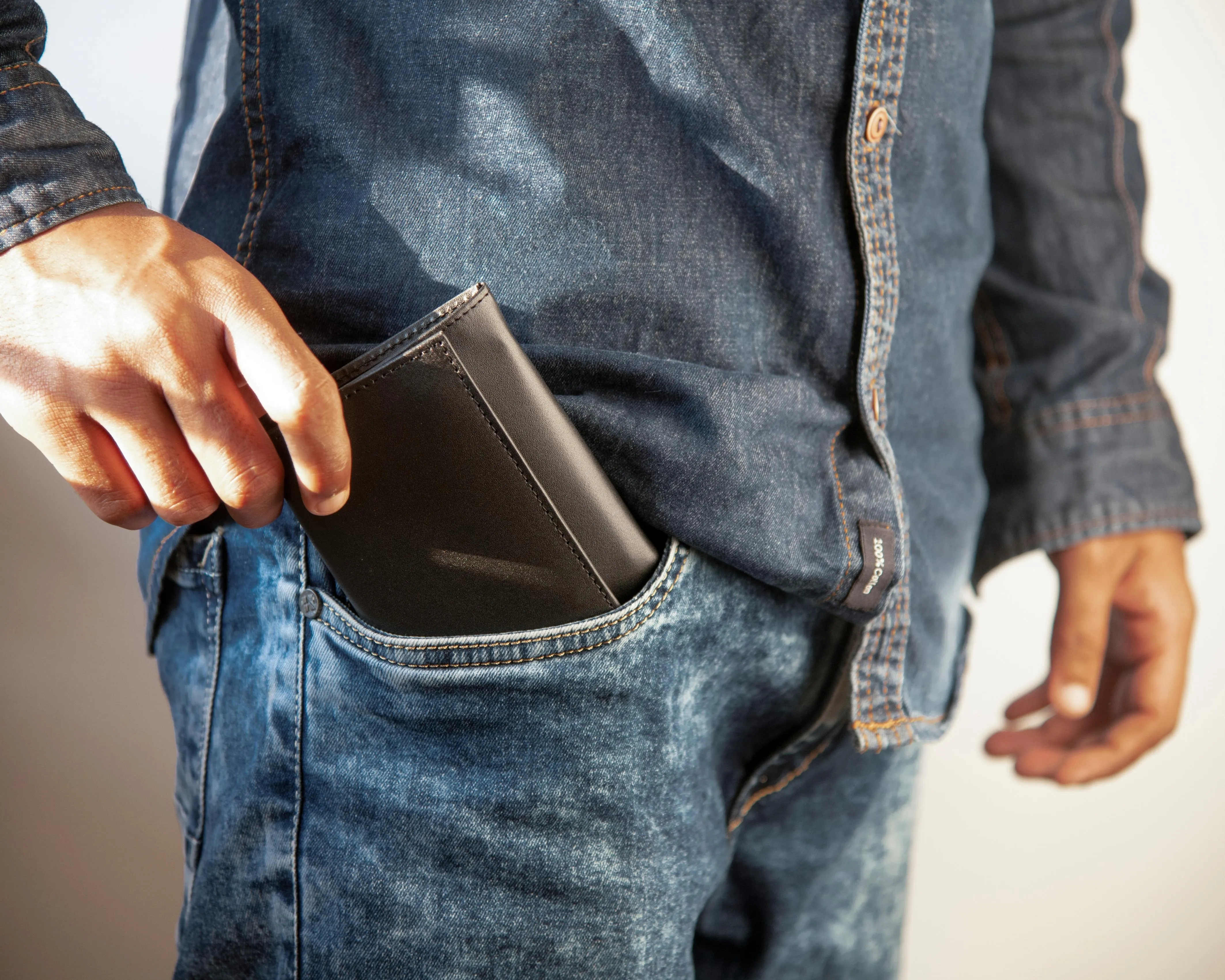 Discovery Wallet - Black